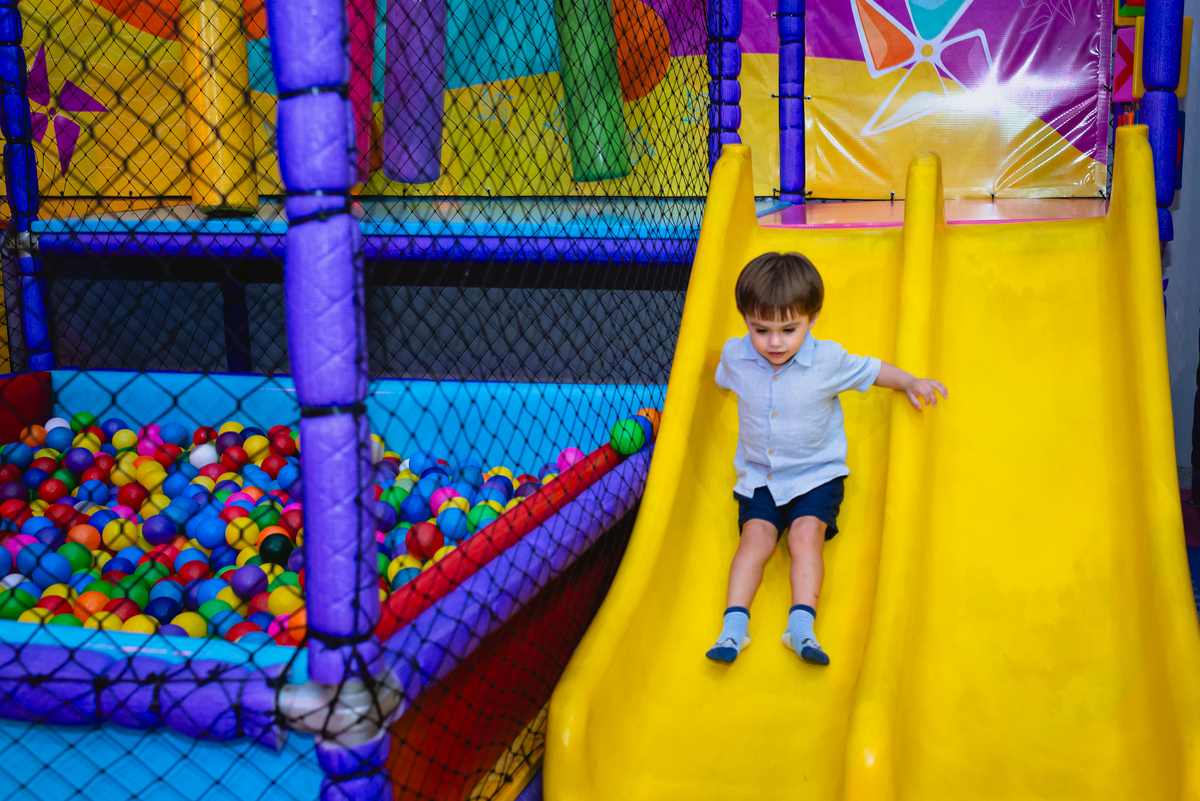 foto de festa infantil menino no escorrega