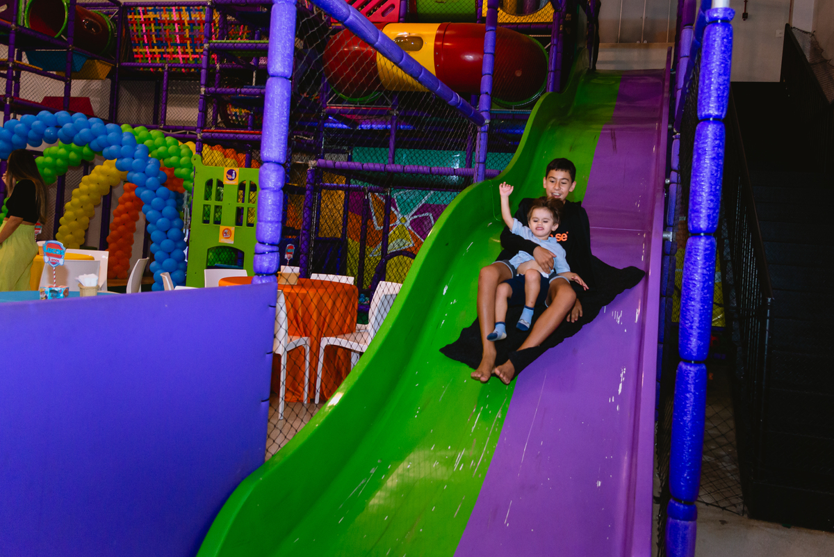 foto de festa infantil menino no escorrega