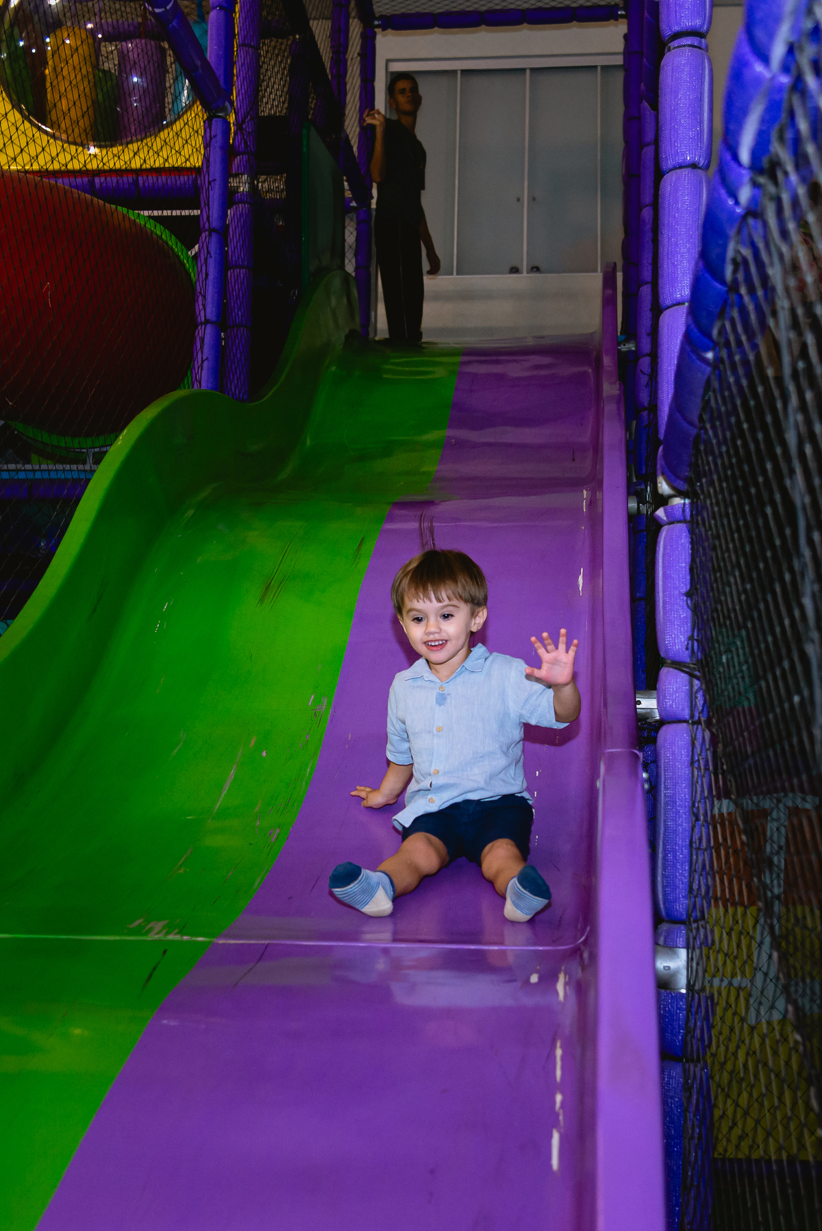 foto de festa infantil menino no escorrega