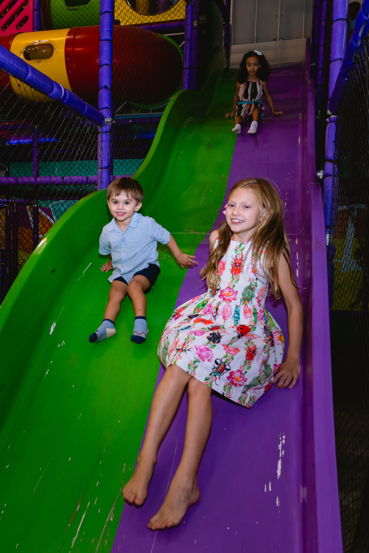 foto de festa infantil menino no escorrega