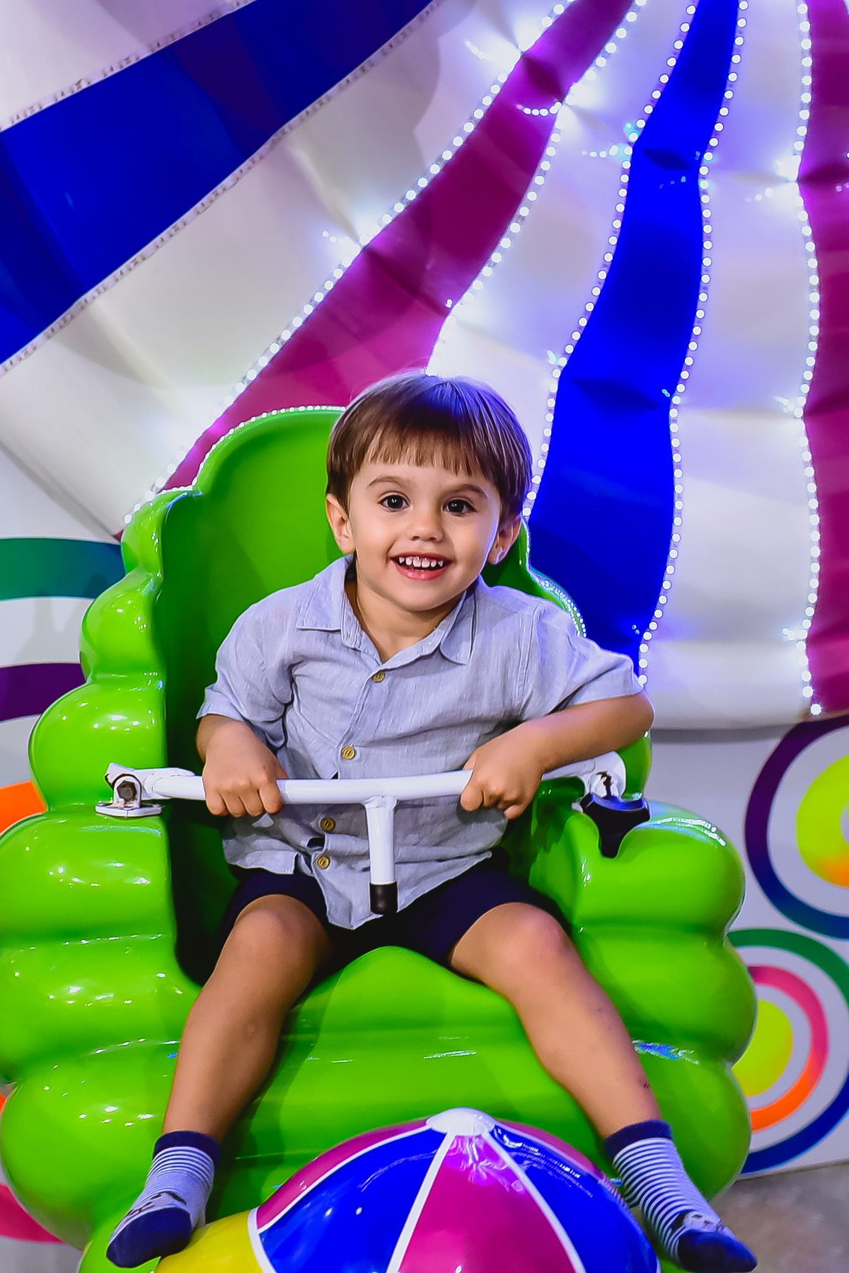 foto de festa infantil menino brincando