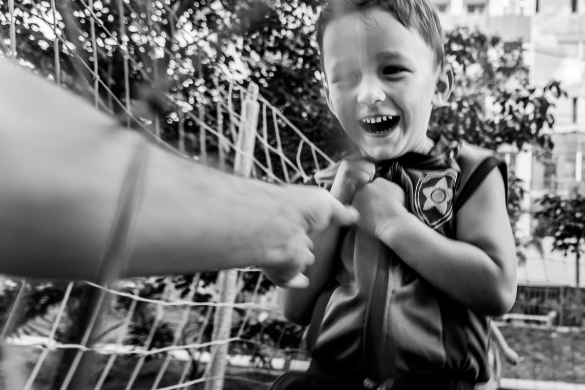 foto de festa infantil criança brincando no pula pula