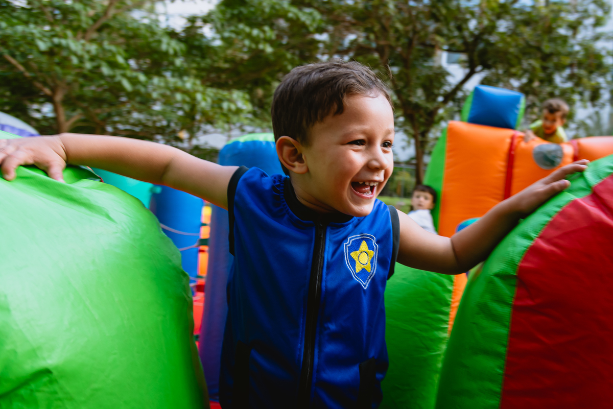 foto de festa infantil criança brincando no pula pula