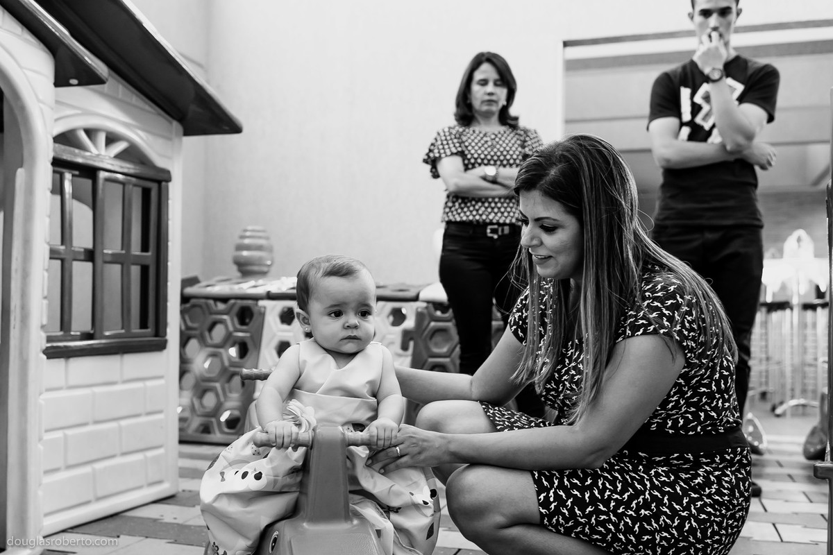 mãe e filha brincando