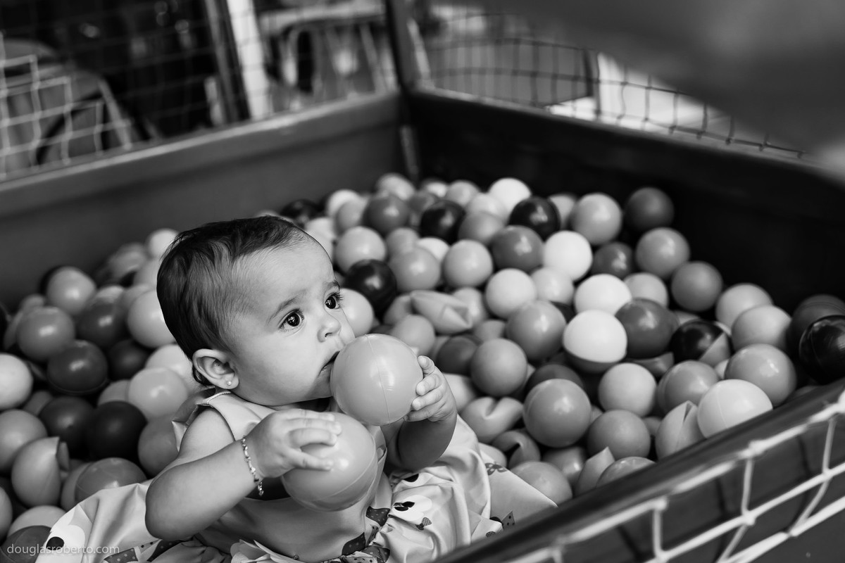 criança brincando na piscina de bolinha