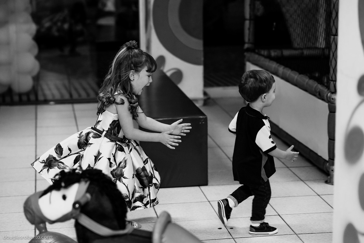 crianças se divertindo