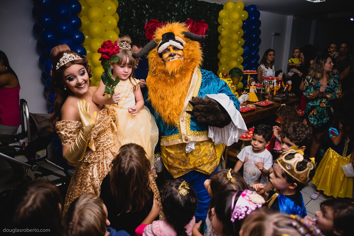 a bela e a fera em festa infantil