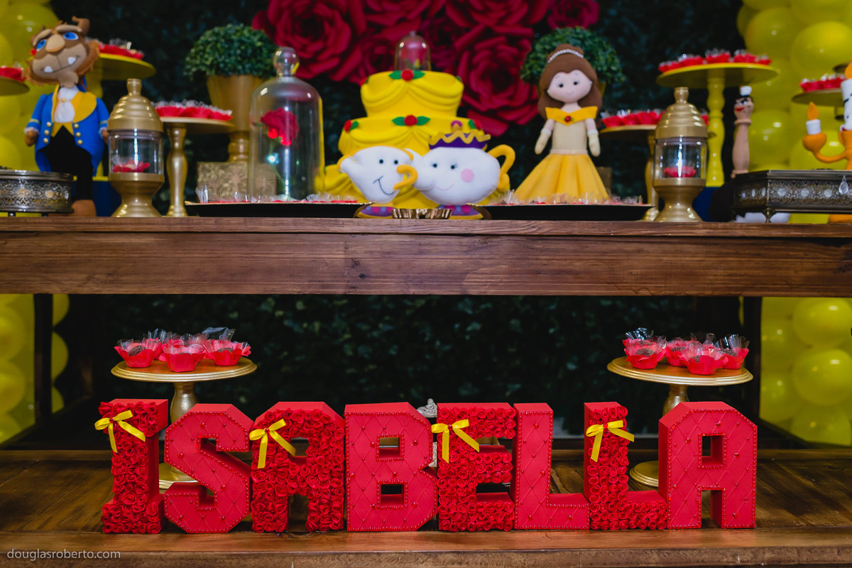 mesa do bolo de festa infantil