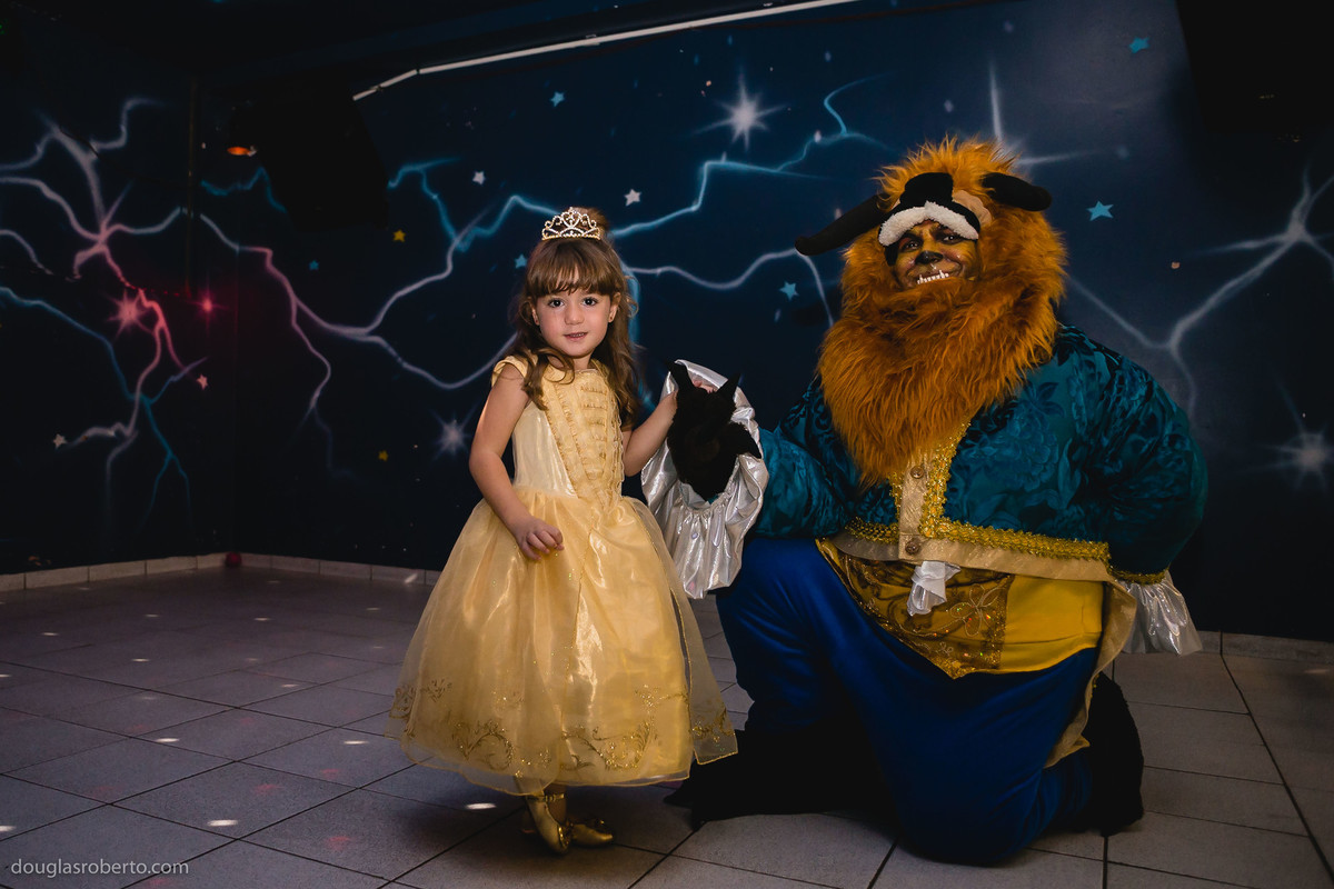 a bela e a fera em festa infantil