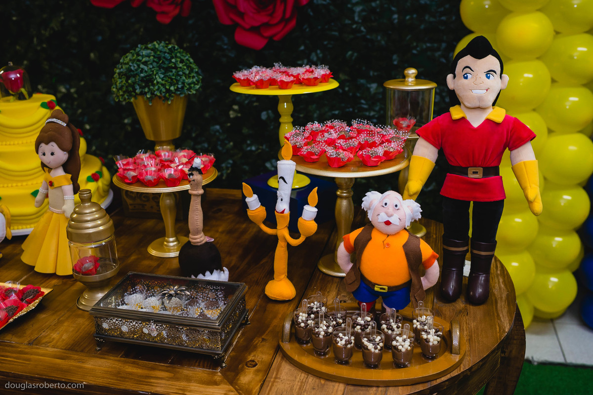 mesa do bolo de festa infantil