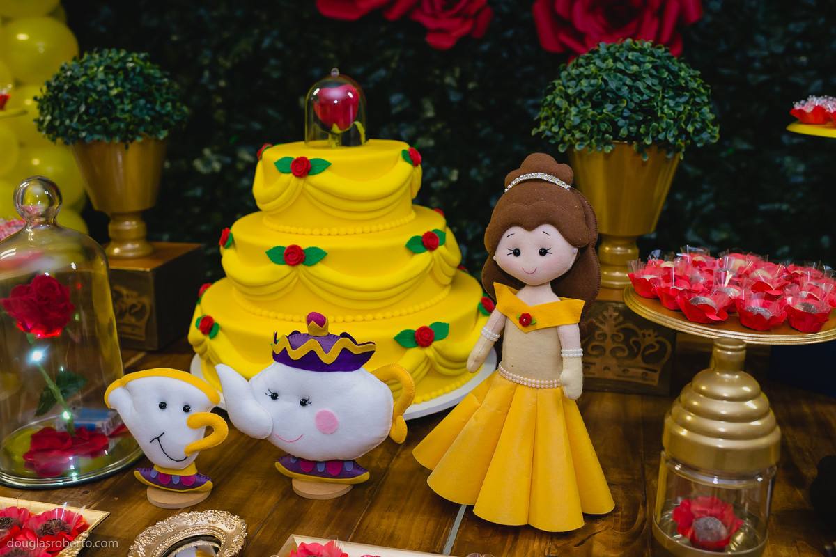 mesa do bolo de festa infantil