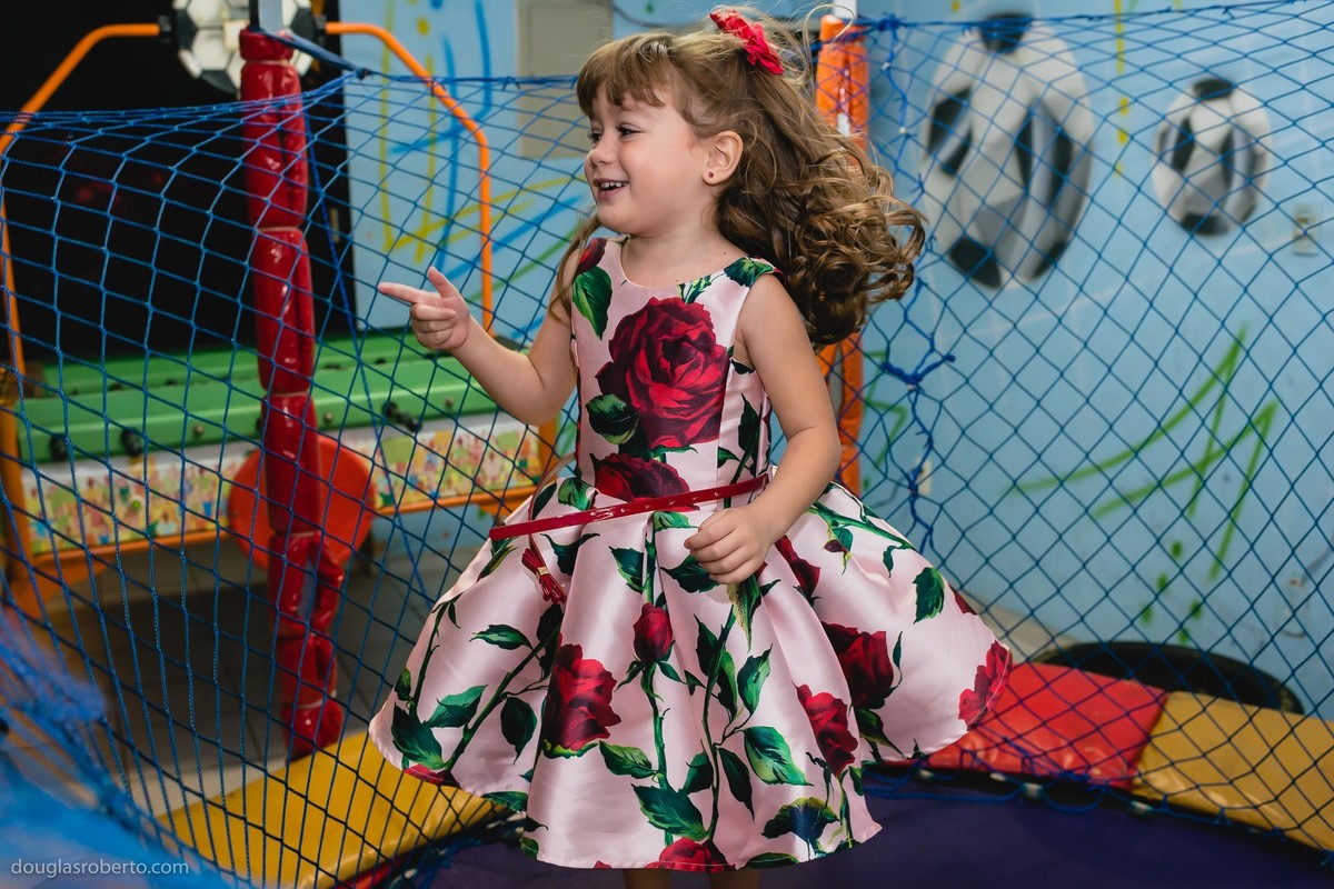 menina pulando no pula pula