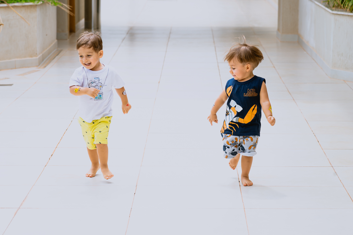 foto de festa infantil primos correndo
