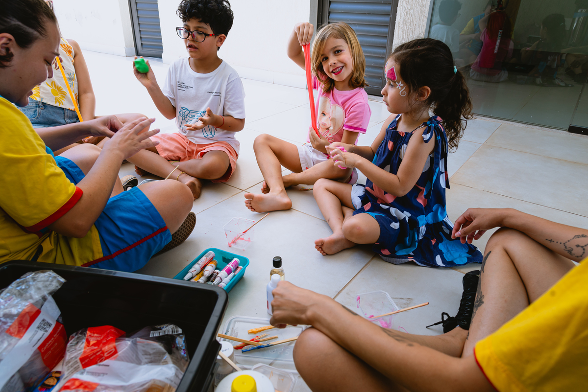 foto de festa infantil crianças brincando de Slime