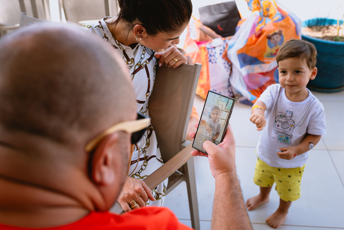 foto de festa infantil tio tirando foto do sobrinho