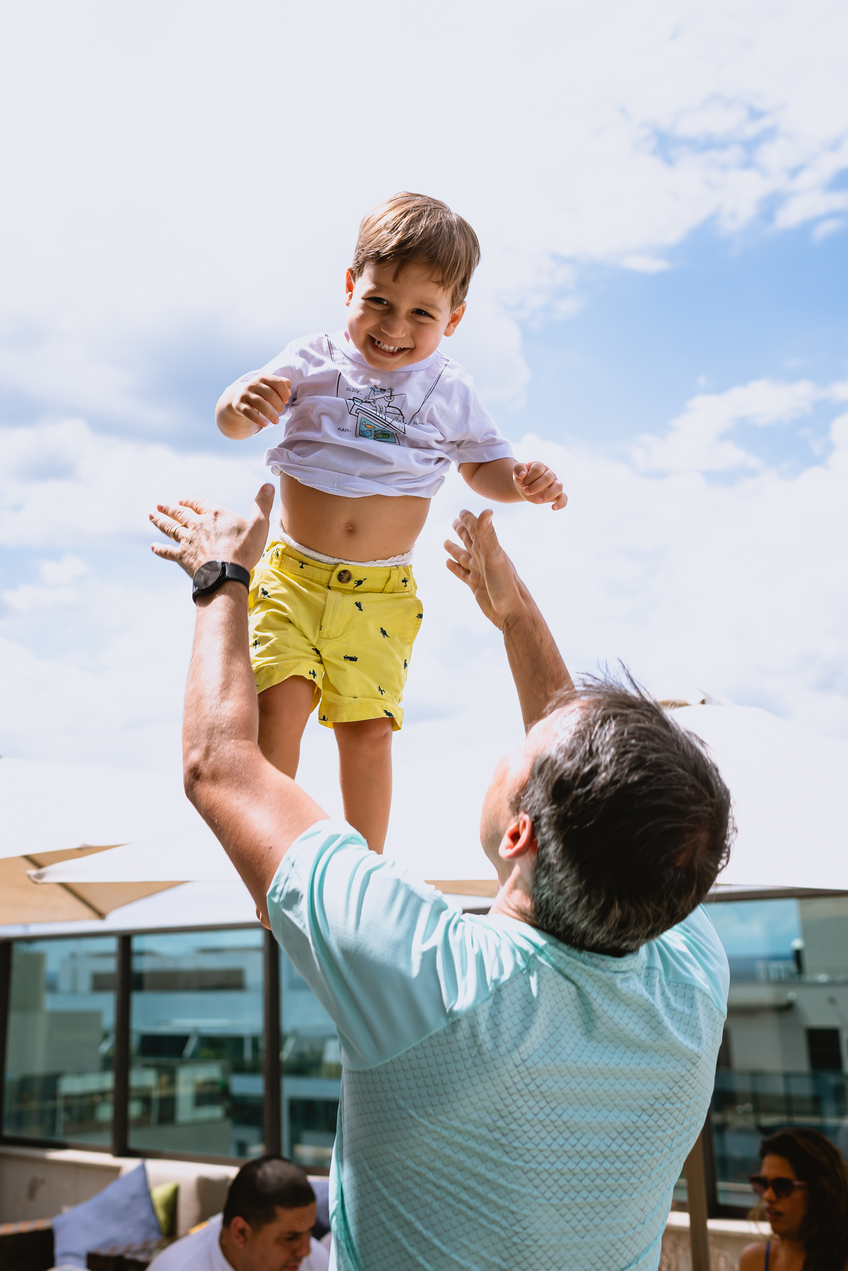 foto de festa infantil tio brincando com o sobrinho