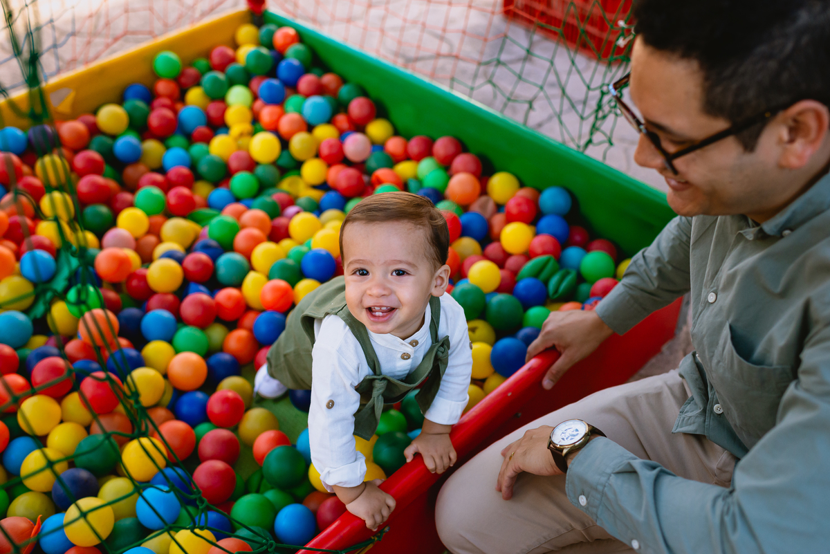 foto de festa infantil crianças brincando na piscina de bolinha 