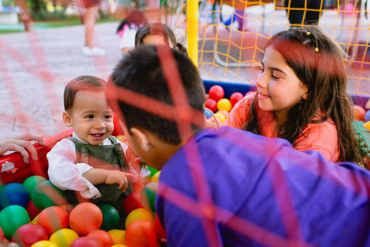 foto de festa infantil crianças brincando na piscina de bolinha 