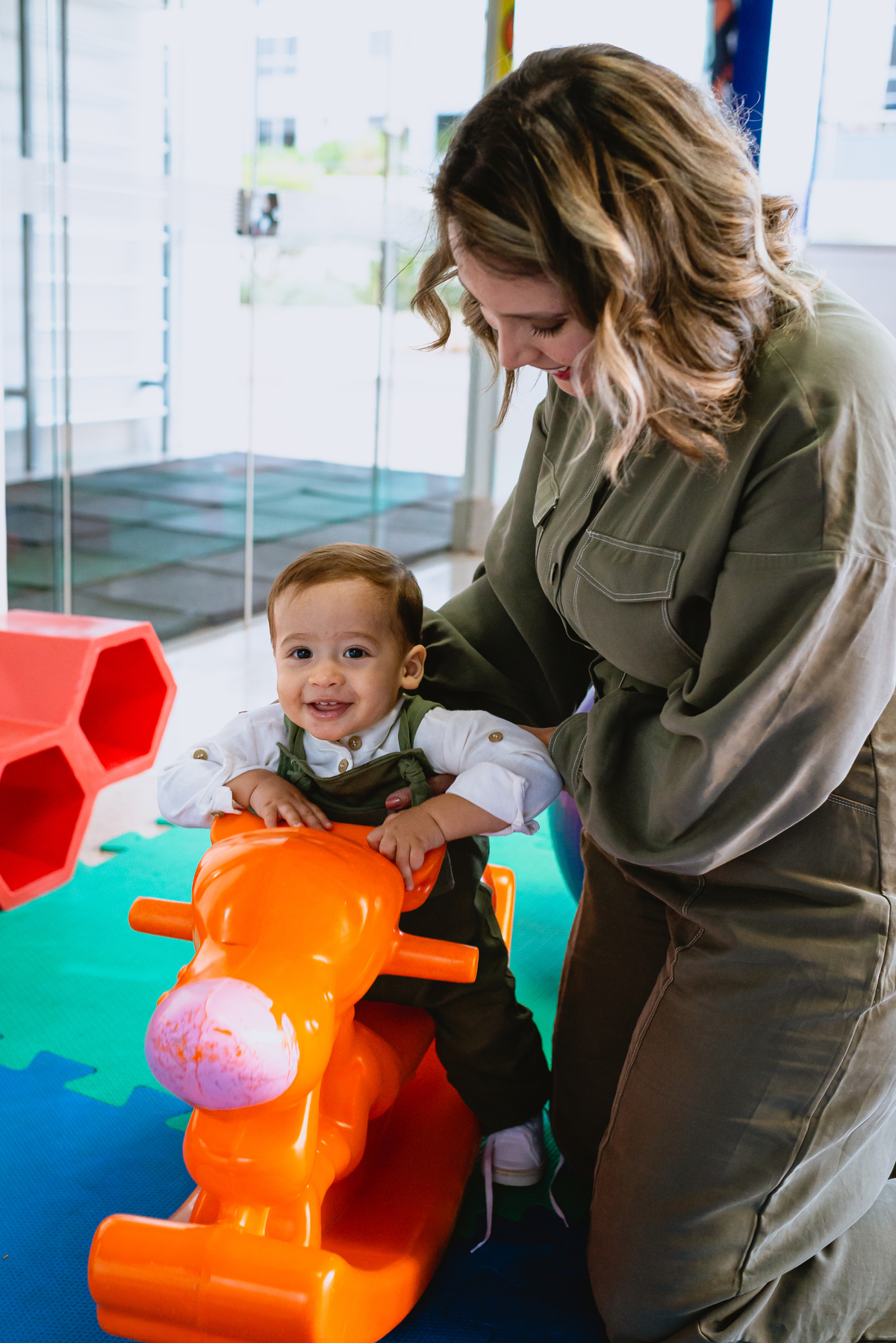 foto de festa infantil brincando com a mãe