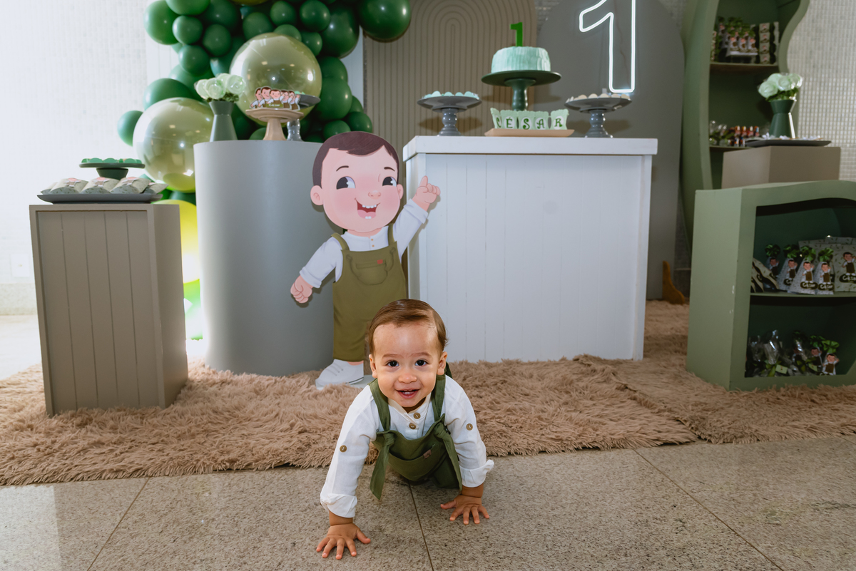 foto de festa infantil menino com sorriso bonito