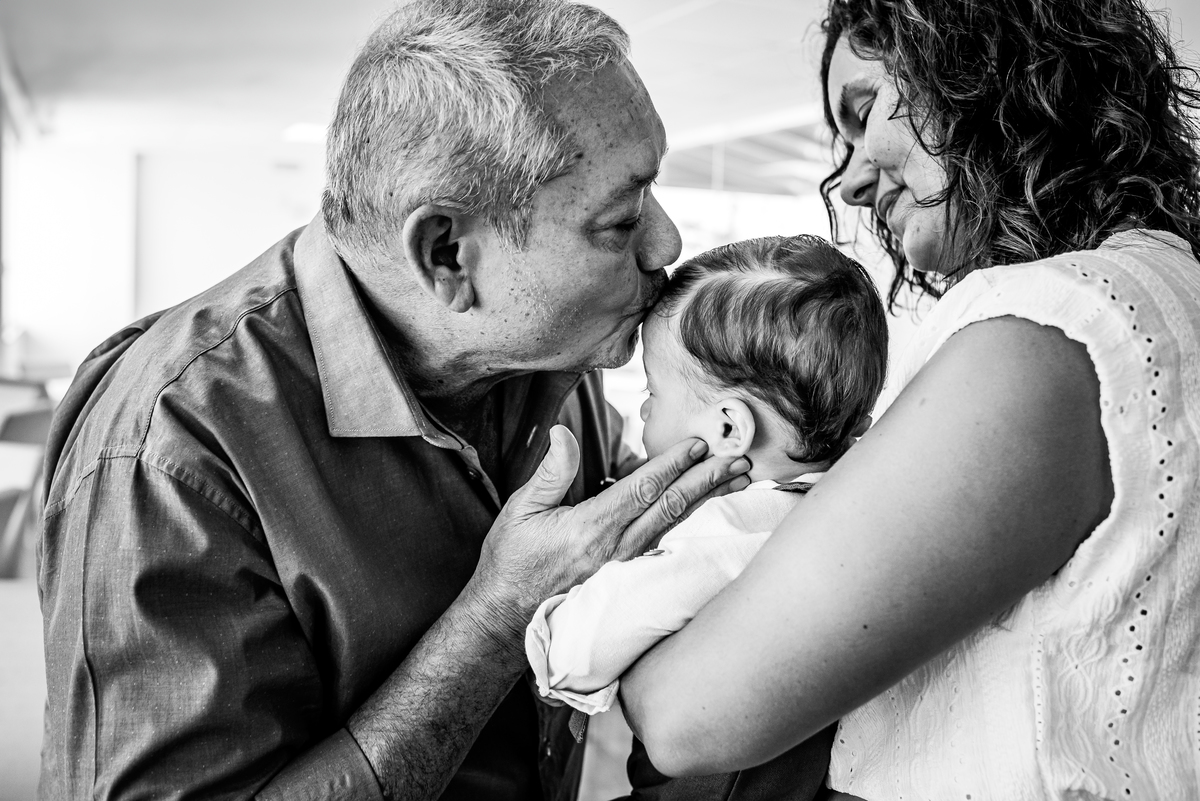 foto de festa infantil vô beijando o neto