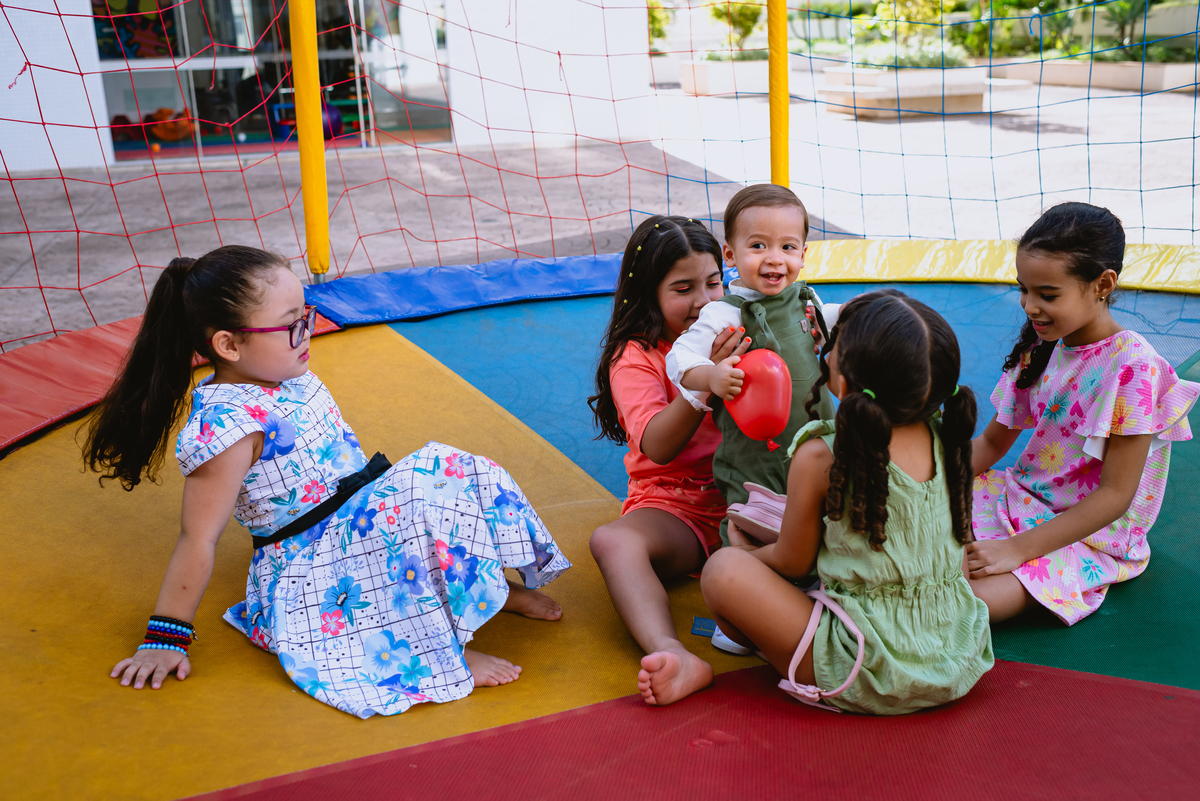 foto de festa infantil crianças brincando no pula pula 