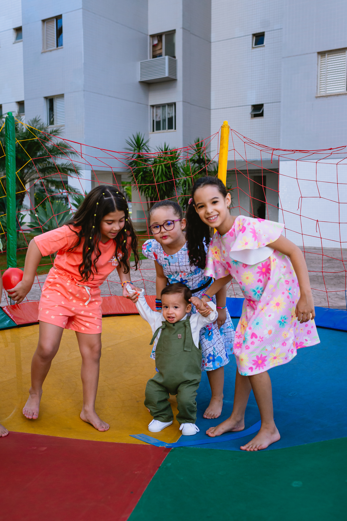 foto de festa infantil crianças brincando no pula pula 