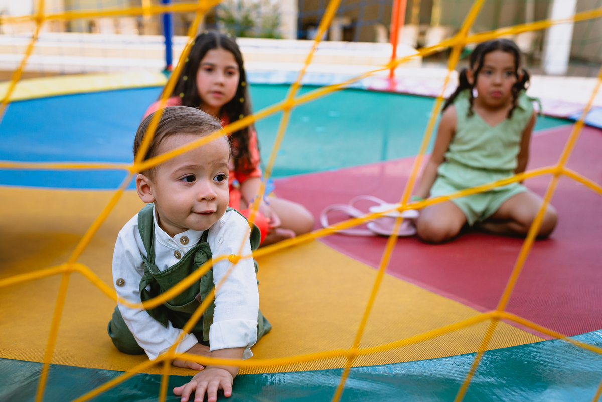 foto de festa infantil crianças brincando no pula pula 