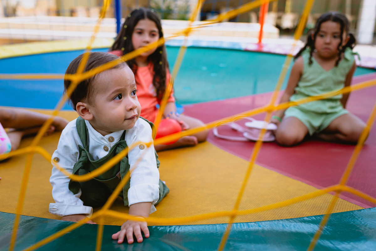 foto de festa infantil crianças brincando no pula pula 