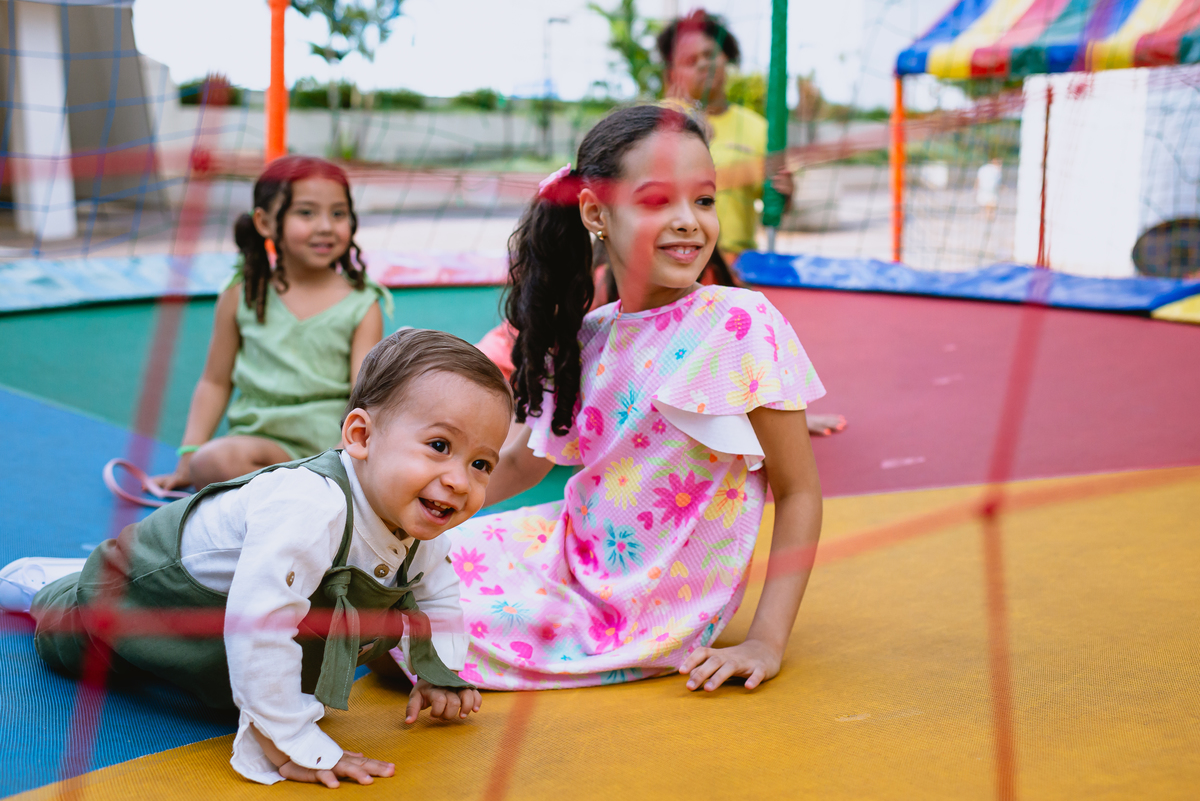 foto de festa infantil crianças brincando no pula pula 