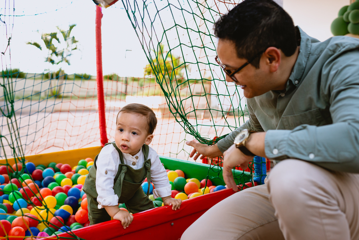 foto de festa infantil crianças brincando na piscina de bolinha 