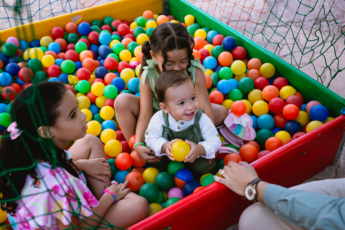 foto de festa infantil crianças brincando na piscina de bolinha 