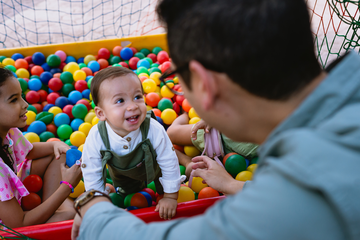 foto de festa infantil crianças brincando na piscina de bolinha 