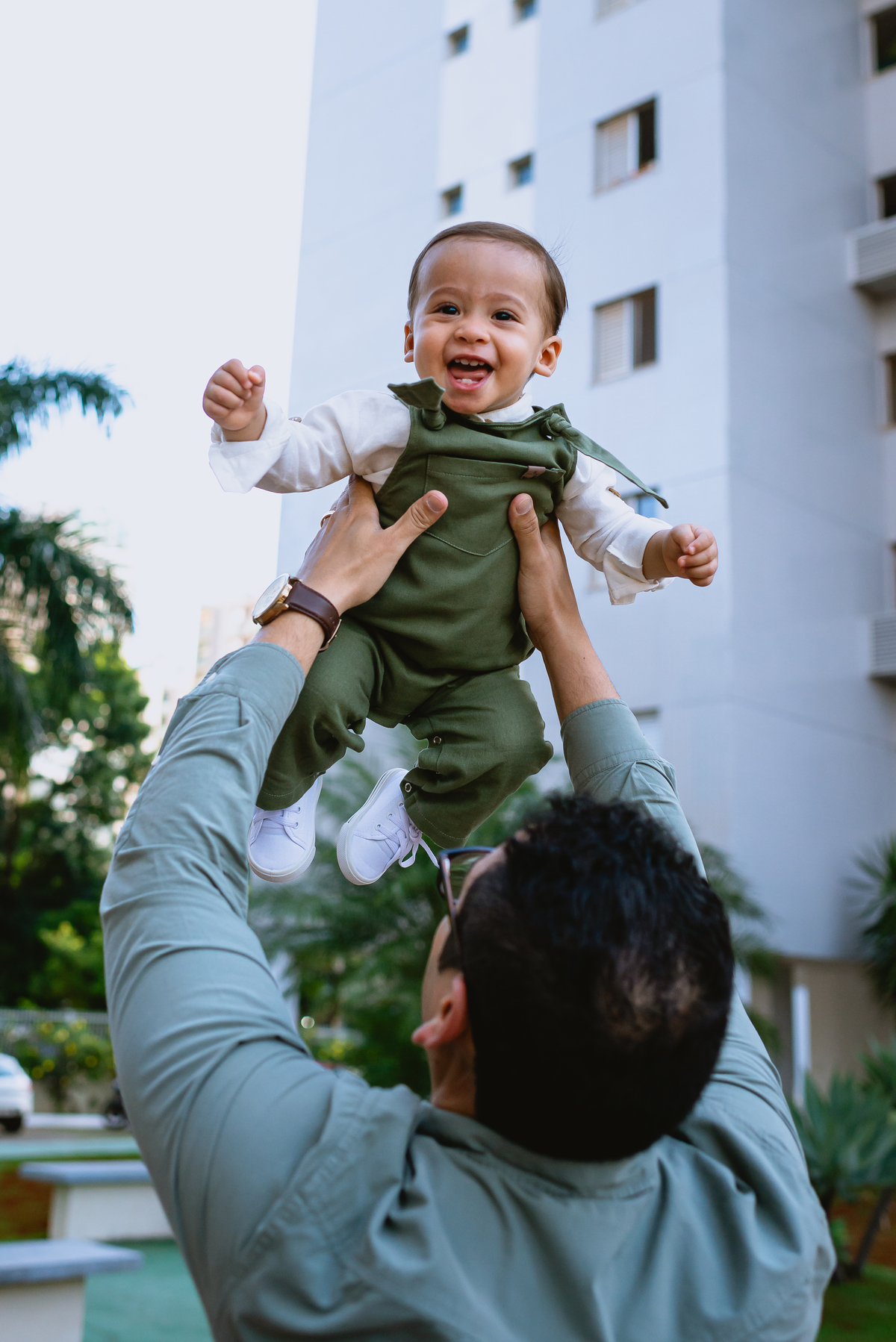 foto de festa infantil pai brincando com seu filho