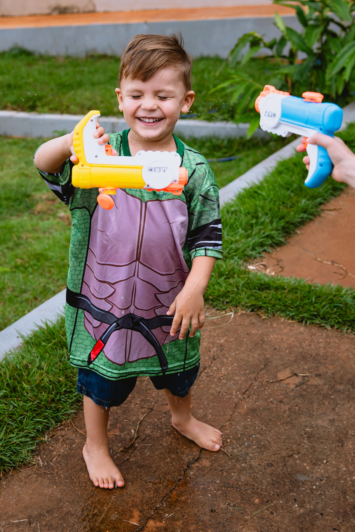 foto de festa infantil crianças brincando de arminha de água
