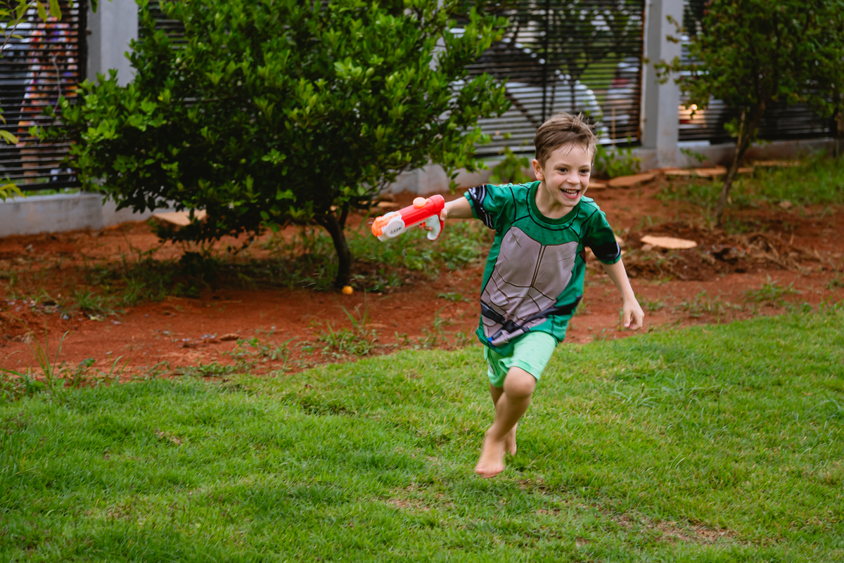 foto de festa infantil crianças brincando de arminha de água