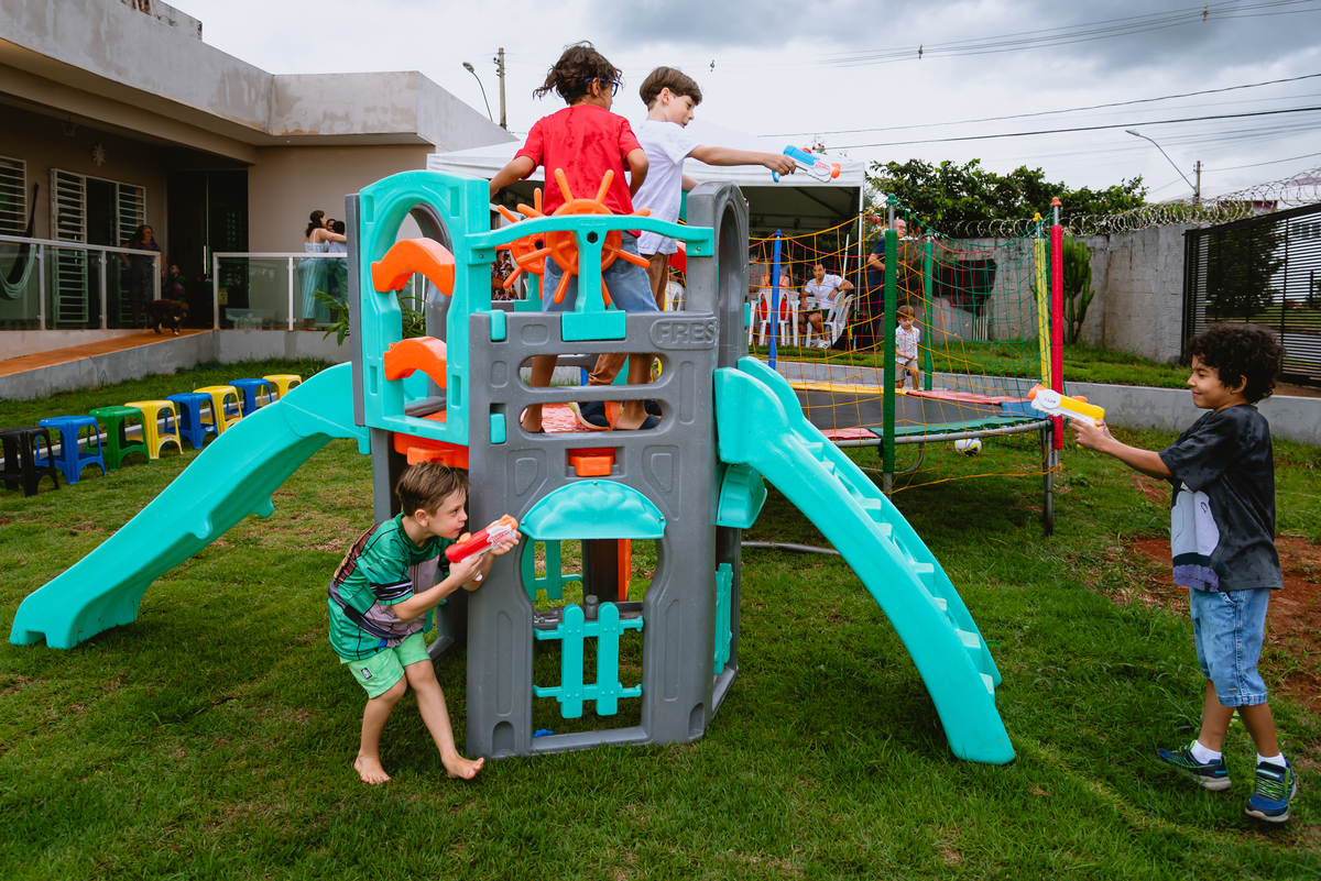 foto de festa infantil crianças brincando de arminha de água
