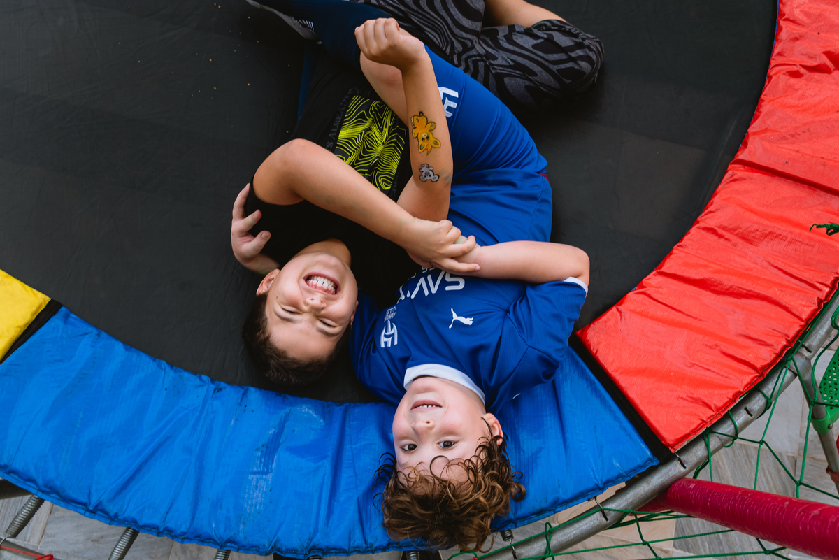 Decoração festa infantil - criança brincando no pula pula