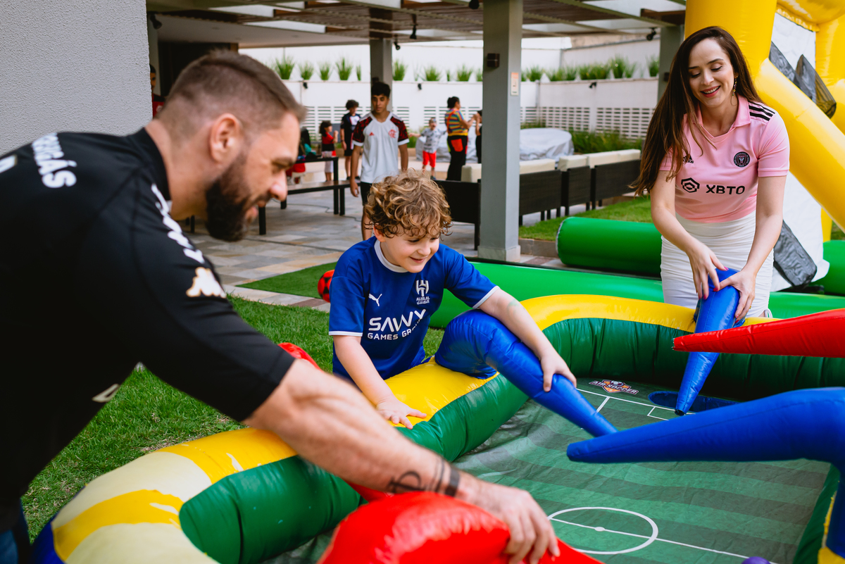 Decoração festa infantil - criança brincando com os pais