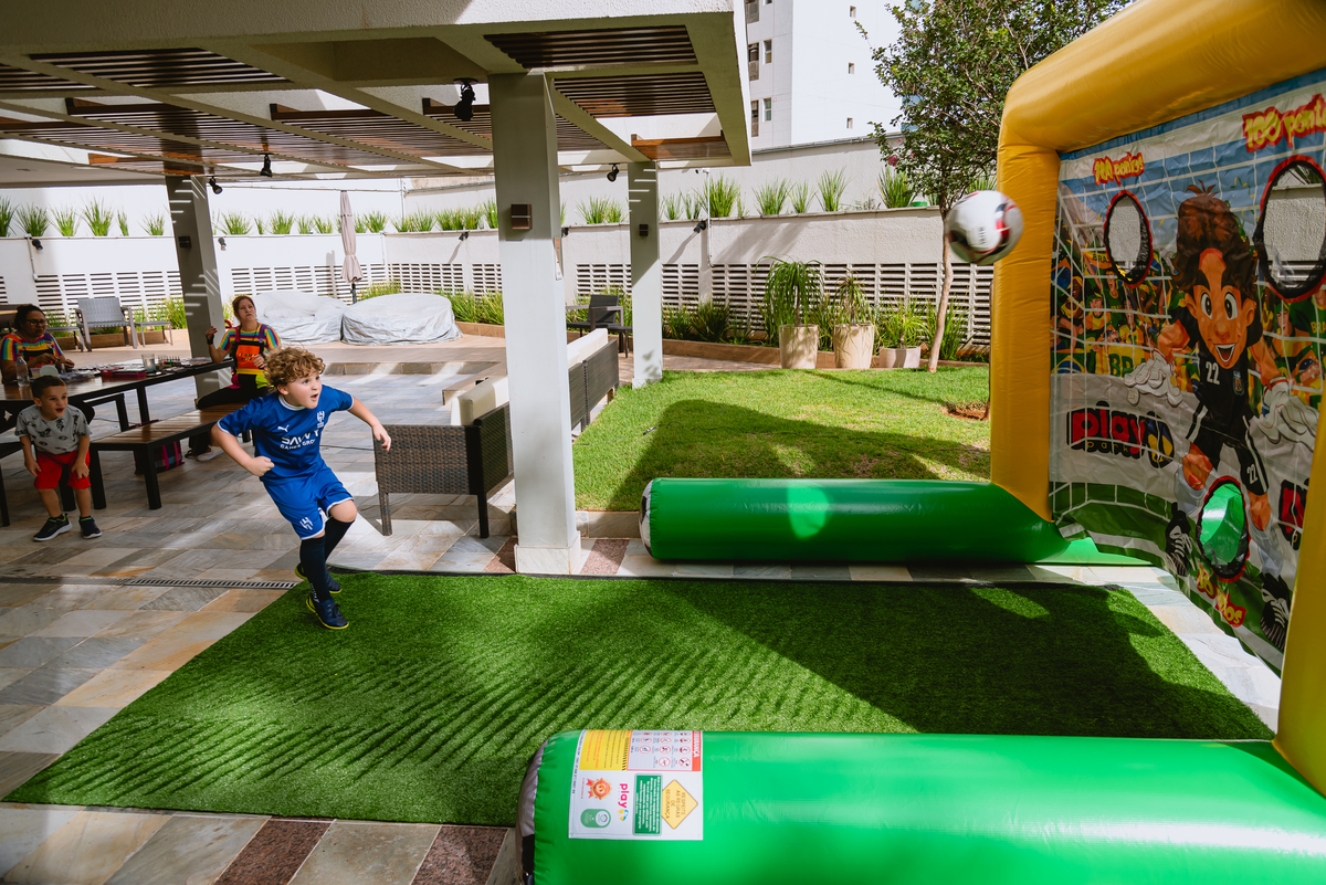 Decoração festa infantil - criança jogando bola