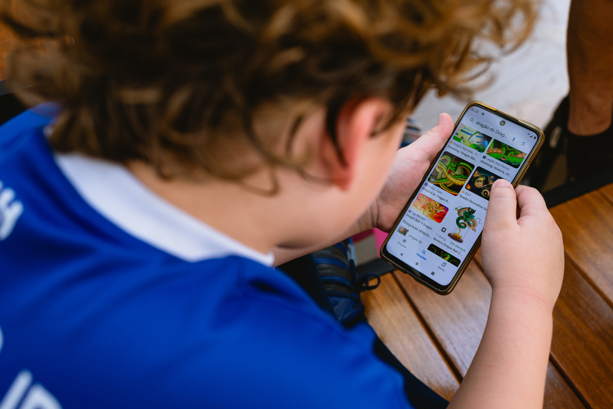 Decoração festa infantil - criança fazendo tatuagem 