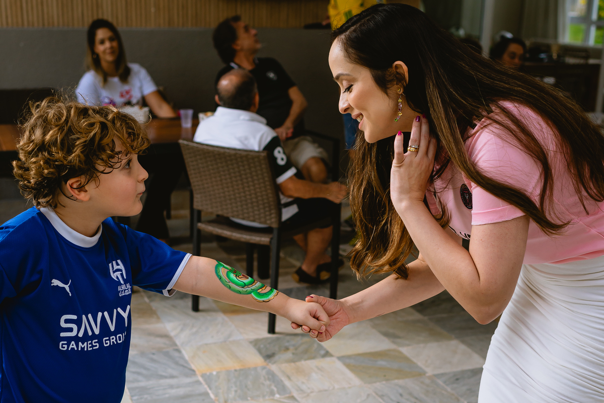 Decoração festa infantil - criança fazendo tatuagem 