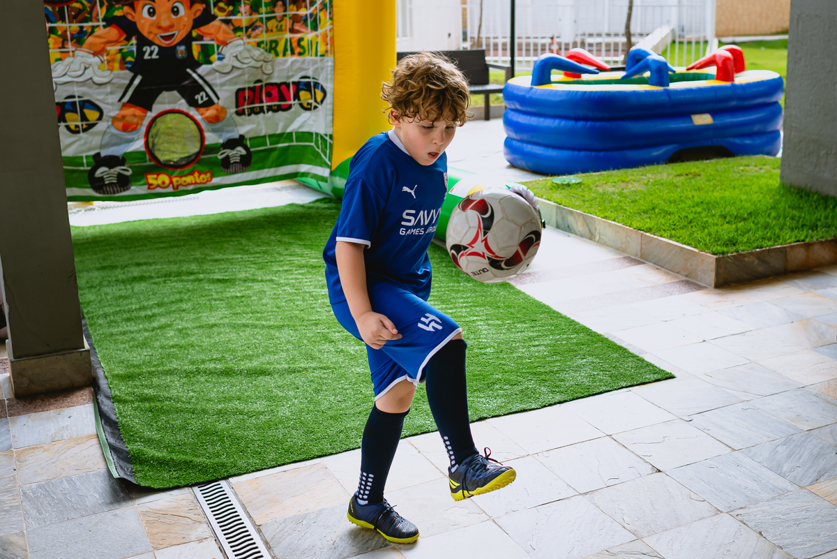 Decoração festa infantil - criança jogando bola