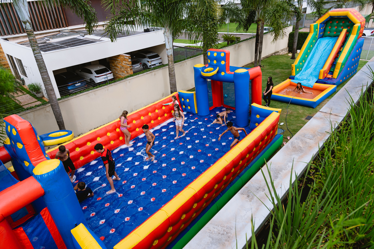 fotos de festa infantil - crianças brincando no futebol de sabão 