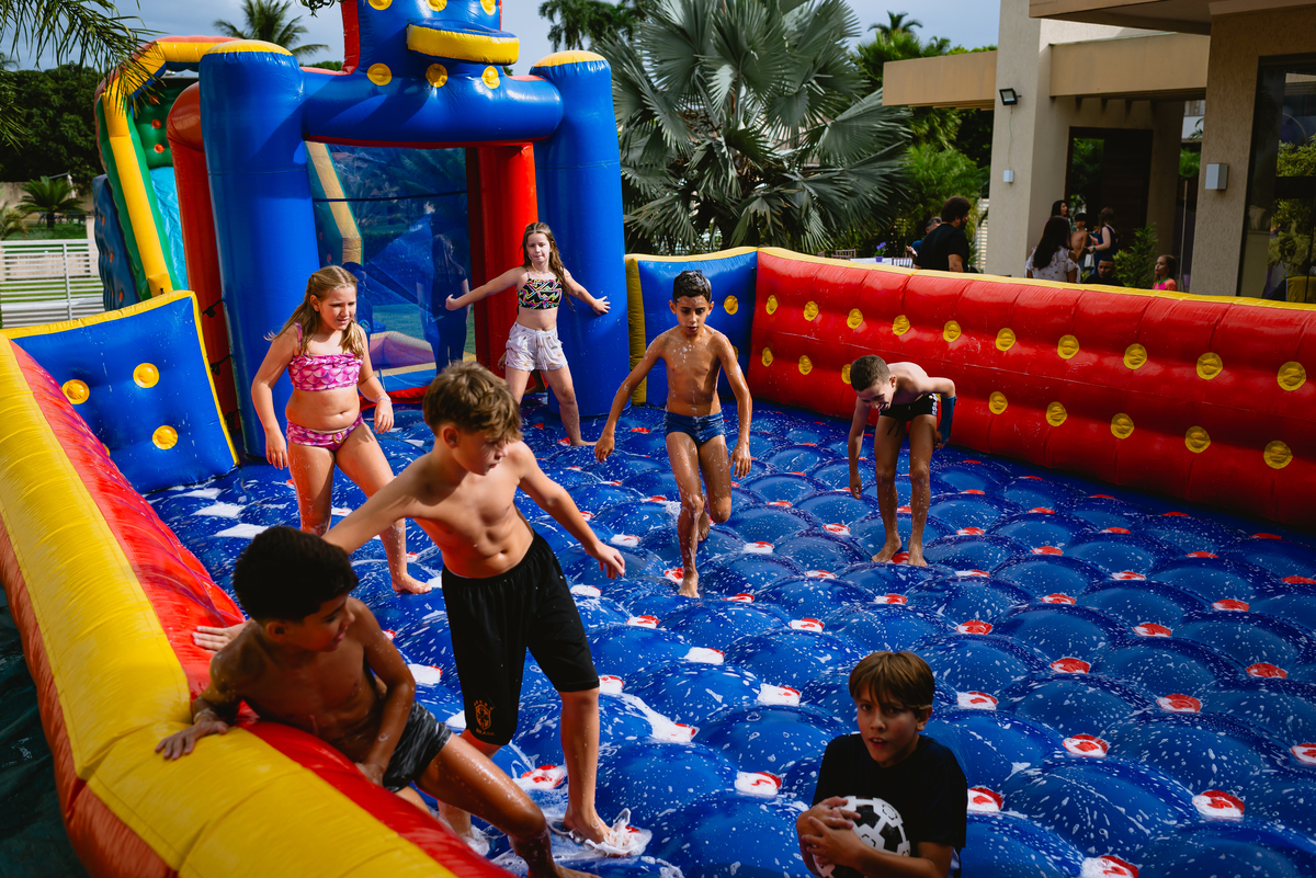 fotos de festa infantil - crianças brincando no futebol de sabão 