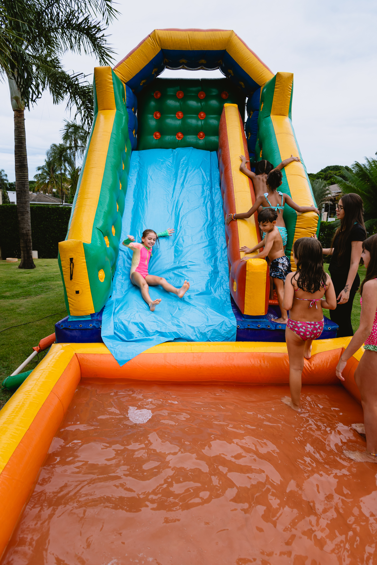 fotos de festa infantil - crianças brincando no escorrega de água 