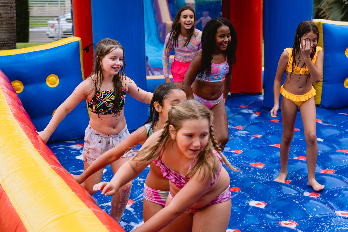 fotos de festa infantil - crianças brincando no futebol de sabão 