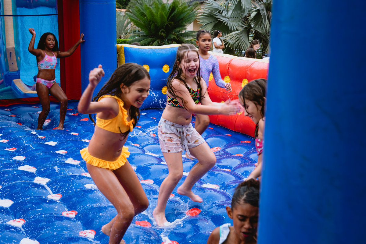 fotos de festa infantil - crianças brincando no futebol de sabão 