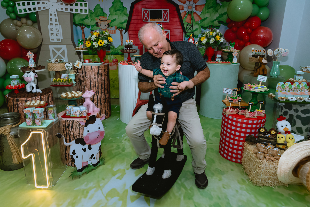 fotos de festa infantil - brincando com o avô