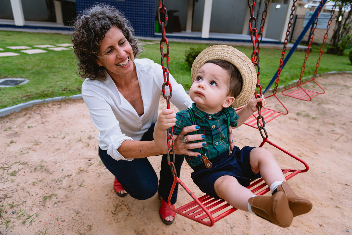 fotos de festa infantil - menino brincando com a võ